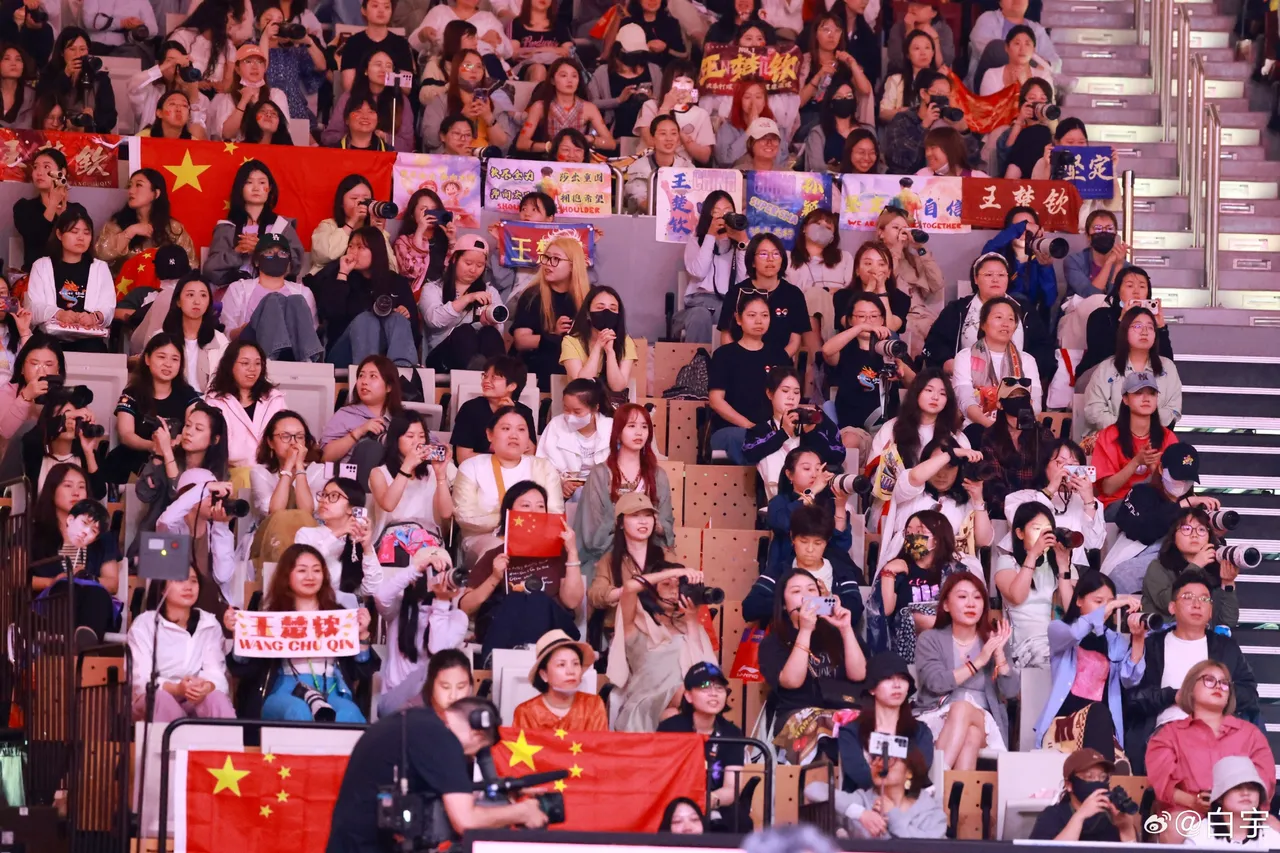 包含里昂主场氛围热烈，球迷呐喊助威的词条